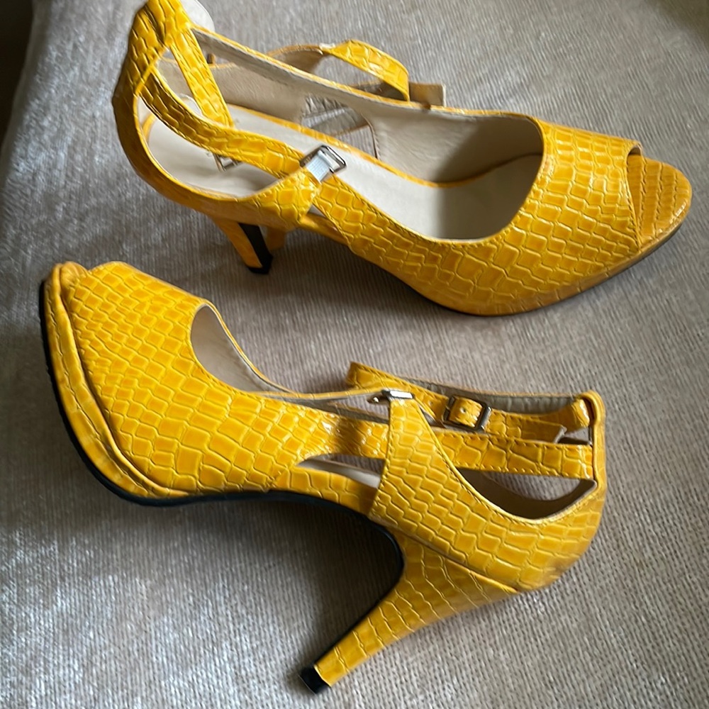 Yellow shoes brand new designer is get more beauty straps across